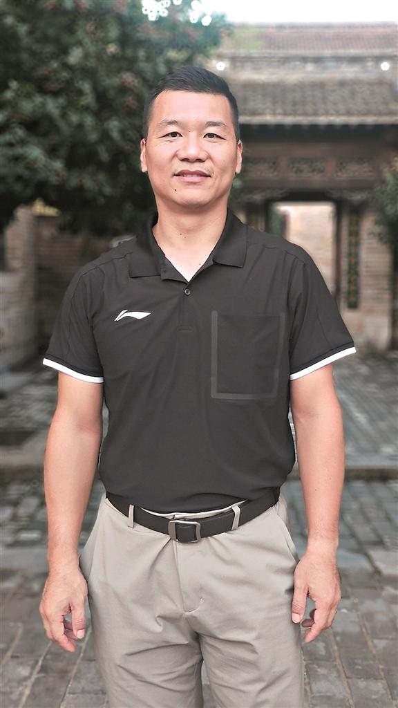 判长助理张, 作利在接受